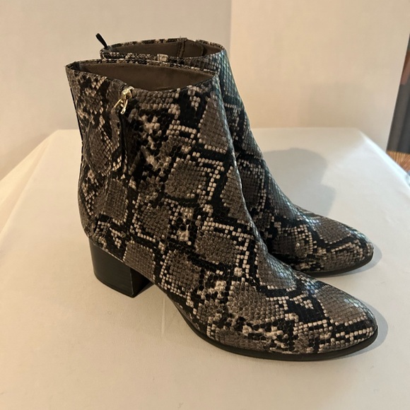 Old Navy Snake Skin 4” Side Zip Boot Size 9 - Picture 1 of 14